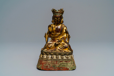 Une figure de Bouddha en bronze dor&eacute; et laqu&eacute;, Birmanie, 17/18&egrave;me