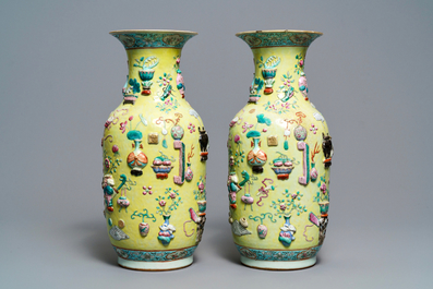 Une paire de vases en porcelaine de Chine famille rose &agrave; fond jaune, 19&egrave;me