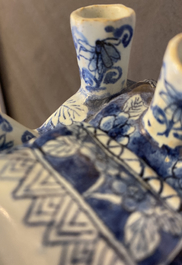 Une paire de tulipi&egrave;res en fa&iuml;ence dans le style de Delft en bleu et blanc, Samson, France, 19&egrave;me