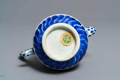 Een Chinese blauw-witte schenkkan met floraal decor, Transitie periode