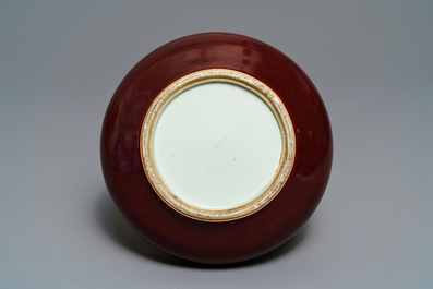 Un vase de forme bouteille en porcelaine de Chine rouge monochrome, Kangxi