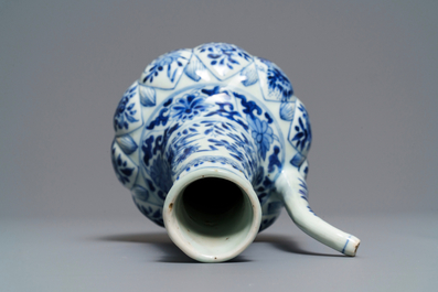 Un kendi en porcelaine de Chine en bleu et blanc &agrave; d&eacute;cor floral, Kangxi