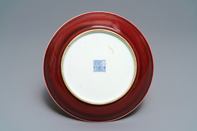 Une assiette en porcelaine de Chine rouge monochrome, marque et &eacute;poque de Jiaqing