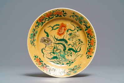 Une paire de plats en porcelaine de Chine famille verte et une assiette &agrave; fond caf&eacute; au lait, Kangxi