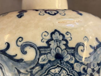 Une paire de vases en fa&iuml;ence de Delft en bleu et blanc dans le style de Daniel Marot, d&eacute;but du 18&egrave;me