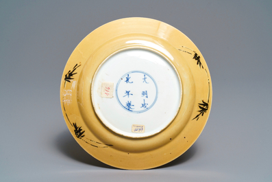 Une paire de plats en porcelaine de Chine famille verte et une assiette &agrave; fond caf&eacute; au lait, Kangxi