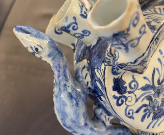 Une paire de tulipi&egrave;res en fa&iuml;ence dans le style de Delft en bleu et blanc, Samson, France, 19&egrave;me