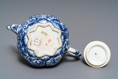 Een Chinese blauw-witte theepot in de vorm van een lotusbloem, Kangxi