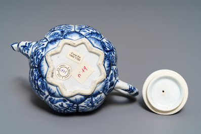 Une th&eacute;i&egrave;re couverte en porcelaine de Chine bleu et blanc, Kangxi