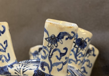 Une paire de tulipi&egrave;res en fa&iuml;ence dans le style de Delft en bleu et blanc, Samson, France, 19&egrave;me