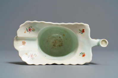 Une verseuse en porcelaine de Chine famille rose &agrave; d&eacute;cor 'Feuille de tabac', Qianlong