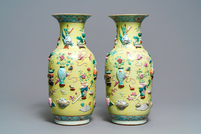 Une paire de vases en porcelaine de Chine famille rose &agrave; fond jaune, 19&egrave;me