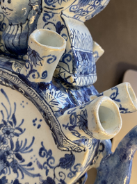 Une paire de tulipi&egrave;res en fa&iuml;ence dans le style de Delft en bleu et blanc, Samson, France, 19&egrave;me