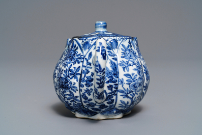 Een Chinese blauw-witte theepot in de vorm van een lotusbloem, Kangxi