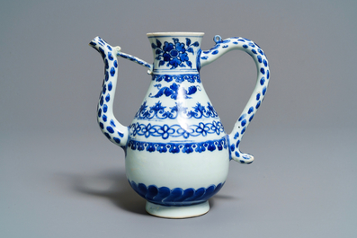 Een Chinese blauw-witte schenkkan met floraal decor, Transitie periode