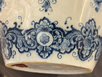 Une paire de vases en fa&iuml;ence de Delft en bleu et blanc dans le style de Daniel Marot, d&eacute;but du 18&egrave;me