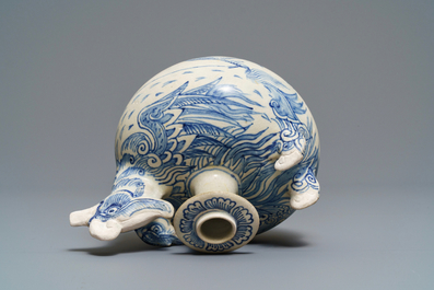 Un kendi en forme de deux canards en gr&egrave;s porcelaineux en bleu et blanc, Annam, Vietnam, 14/15&egrave;me