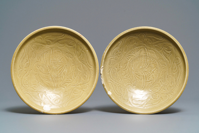 Une paire de plats en porcelaine de Chine Yueyao &agrave; d&eacute;cor de grues, Song