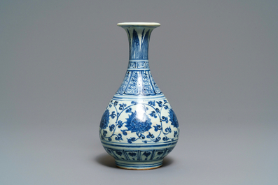 Un vase de forme yuhuchunping en porcelaine de Chine en bleu et blanc, Hongzhi