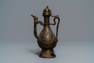 Een Chinese bronzen dekselkan voor de Islamitische markt, 17/18e eeuw