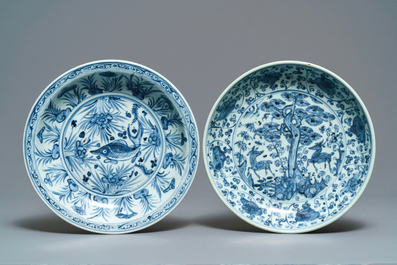 Twee Chinese blauw-witte schotels met een karper en met herten, Hongzhi