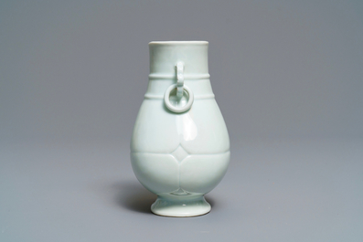 Un vase de forme hu en porcelaine blanc de Chine translucide, marque et &eacute;poque de Yongzheng