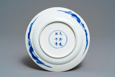 Een Chinees blauw-wit bord met Lange Lijzen, Kangxi merk en periode