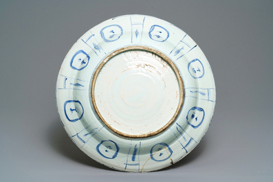 Un tr&egrave;s grand plat en porcelaine de Chine en bleu et blanc de type kraak, Wanli