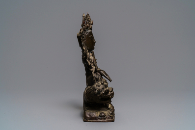 Een Chinese bronzen figuur van Guanyin op een kylin, Ming