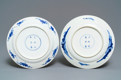 Twee Chinese blauw-witte borden met Lange Lijzen en zotjes, Chenghua merk, Kangxi