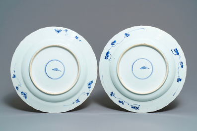 Une paire de plats en porcelaine de Chine en bleu et blanc &agrave; d&eacute;cor floral, Kangxi