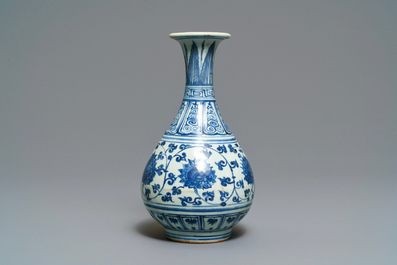 Un vase de forme yuhuchunping en porcelaine de Chine en bleu et blanc, Hongzhi