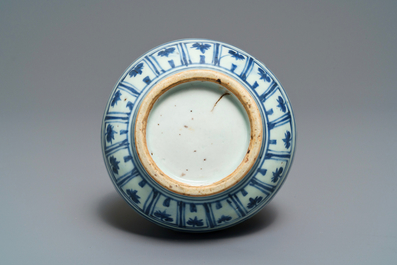 Un vase de forme yuhuchunping en porcelaine de Chine en bleu et blanc, Hongzhi