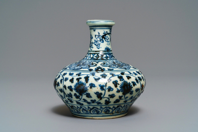 Een Chinese blauw-witte kendi met zilveren montuur, Ming