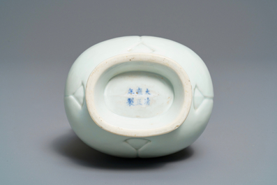 Un vase de forme hu en porcelaine blanc de Chine translucide, marque et &eacute;poque de Yongzheng