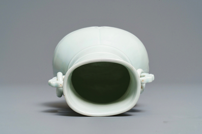 Un vase de forme hu en porcelaine blanc de Chine translucide, marque et &eacute;poque de Yongzheng