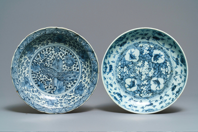 Deux plats en porcelaine de Chine en bleu et blanc &agrave; d&eacute;cor d'un paon et de poissons, Hongzhi