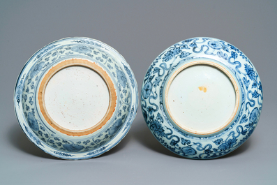 Twee Chinese blauw-witte schotels met een pauw en met vissen, Hongzhi