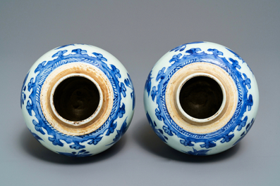 Een paar Chinese blauw-witte potten met floraal decor, Kangxi