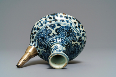 Un kendi en porcelaine de Chine en bleu et blanc &agrave; monture en argent, Ming