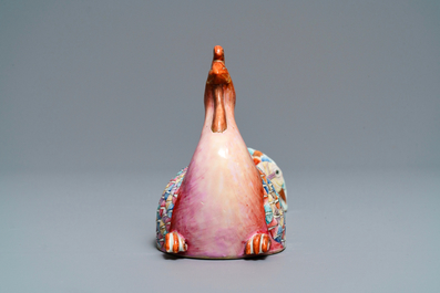 Un vase &agrave; suspendre en forme de ph&eacute;nix en porcelaine de Chine famille rose, Qianlong/Jiaqing