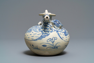 Un kendi en forme de deux canards en gr&egrave;s porcelaineux en bleu et blanc, Annam, Vietnam, 14/15&egrave;me