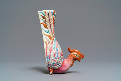 Un vase &agrave; suspendre en forme de ph&eacute;nix en porcelaine de Chine famille rose, Qianlong/Jiaqing
