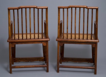 Une paire de chaises en bois huanghuali, Chine, R&eacute;publique