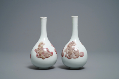 Une paire de vases en porcelaine de Chine &agrave; d&eacute;cor d'animaux mythiques en rouge de cuivre, Kangxi