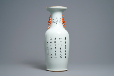 Un vase en porcelaine de Chine qianjiang cai &agrave; d&eacute;cor de femmes autour d'une table, sign&eacute; Yan Bing Jun, dat&eacute; 1913