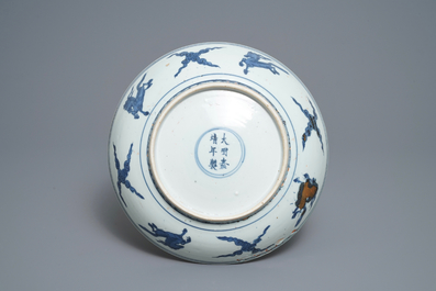 Un plat en porcelaine de Chine bleu et blanc &agrave; d&eacute;cor de grues, marque et &eacute;poque de Jiajing
