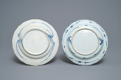 Quatre assiettes en porcelaine de Chine en bleu et blanc de type kraak &agrave; d&eacute;cor de cerfs, Wanli