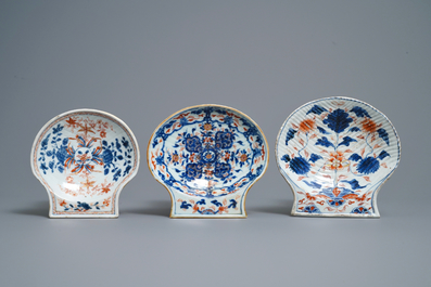 Zeven Chinese blauw-witte en Imari-stijl schelpvormige schotels, Kangxi