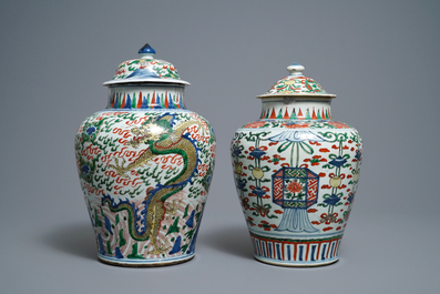 Deux vases couverts en porcelaine de Chine wucai, &eacute;poque Transition